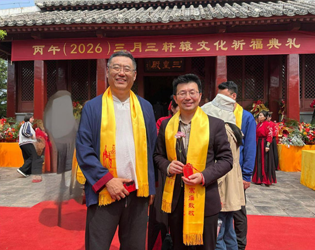 华夏龙凤国学文化院院长高乾源(左图)和商圣范蠡研究院院长范贵宾(右图)