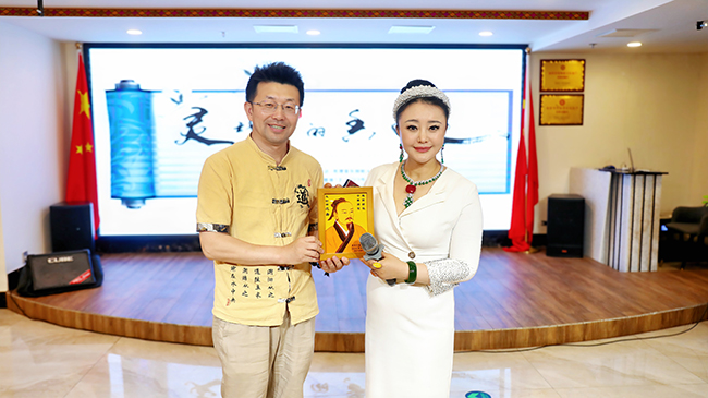 商圣范蠡研究院院长范贵宾向北京德坤瑶医公益基金会执行理事长、北京瑶医医院副院长陈薪羽女士赠送商圣范蠡画像