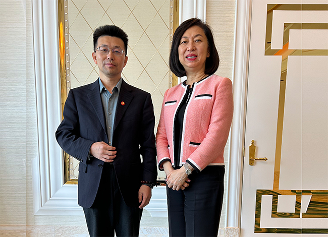 7、与澳门陈总合影大图 650-2.jpg