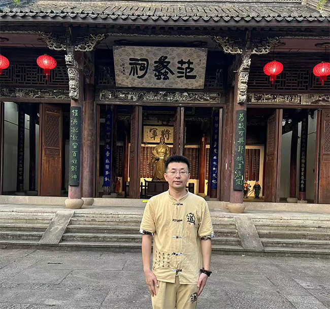 范贵宾拜祭老祖宗范蠡祠2.jpg