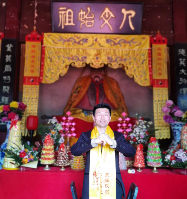 商圣范蠡后人范贵宾拜祭人文始祖轩辕黄帝