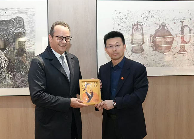 范贵宾院长向葡萄牙莱里亚大区主席（省长）贡萨洛·洛佩斯赠送商圣范蠡画像