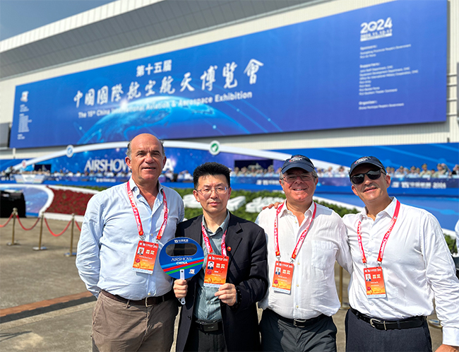 开幕式3 合影图650.jpg
