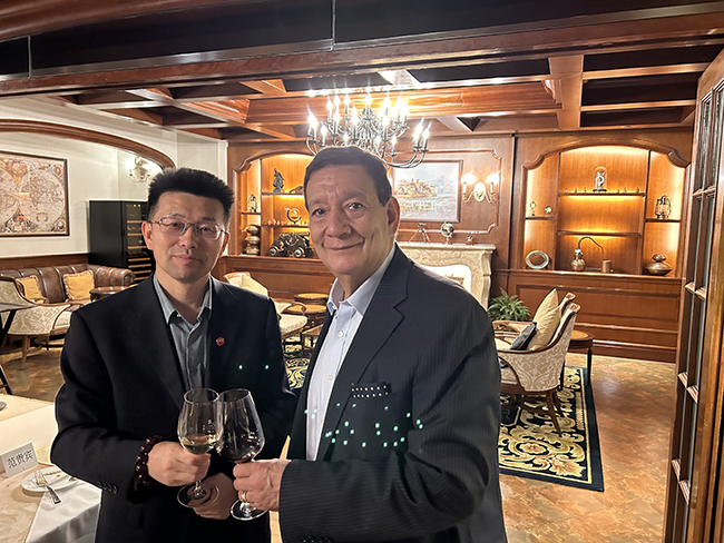 10、与莱斯酒店董事合影650.jpg