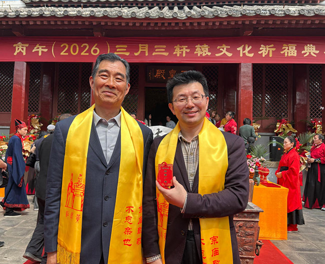 轩辕氏宗亲文化代表人轩辕耀（左图）和商圣范蠡研究院院长范贵宾（右图）合影